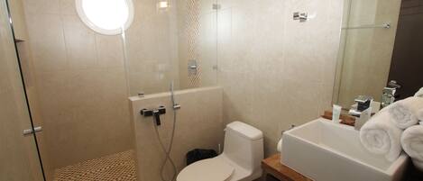 Sèche-cheveux, bidet, serviettes fournies