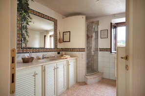 Shower, free toiletries, hair dryer, bidet