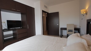 1 Schlafzimmer, Schreibtisch, Bettwäsche