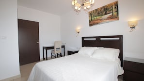 1 Schlafzimmer, Schreibtisch, Bettwäsche