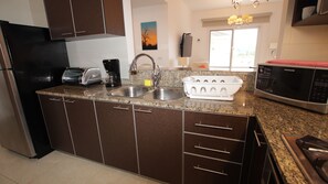 Micro-ondes, four, plaque de cuisson, cafetière/bouilloire