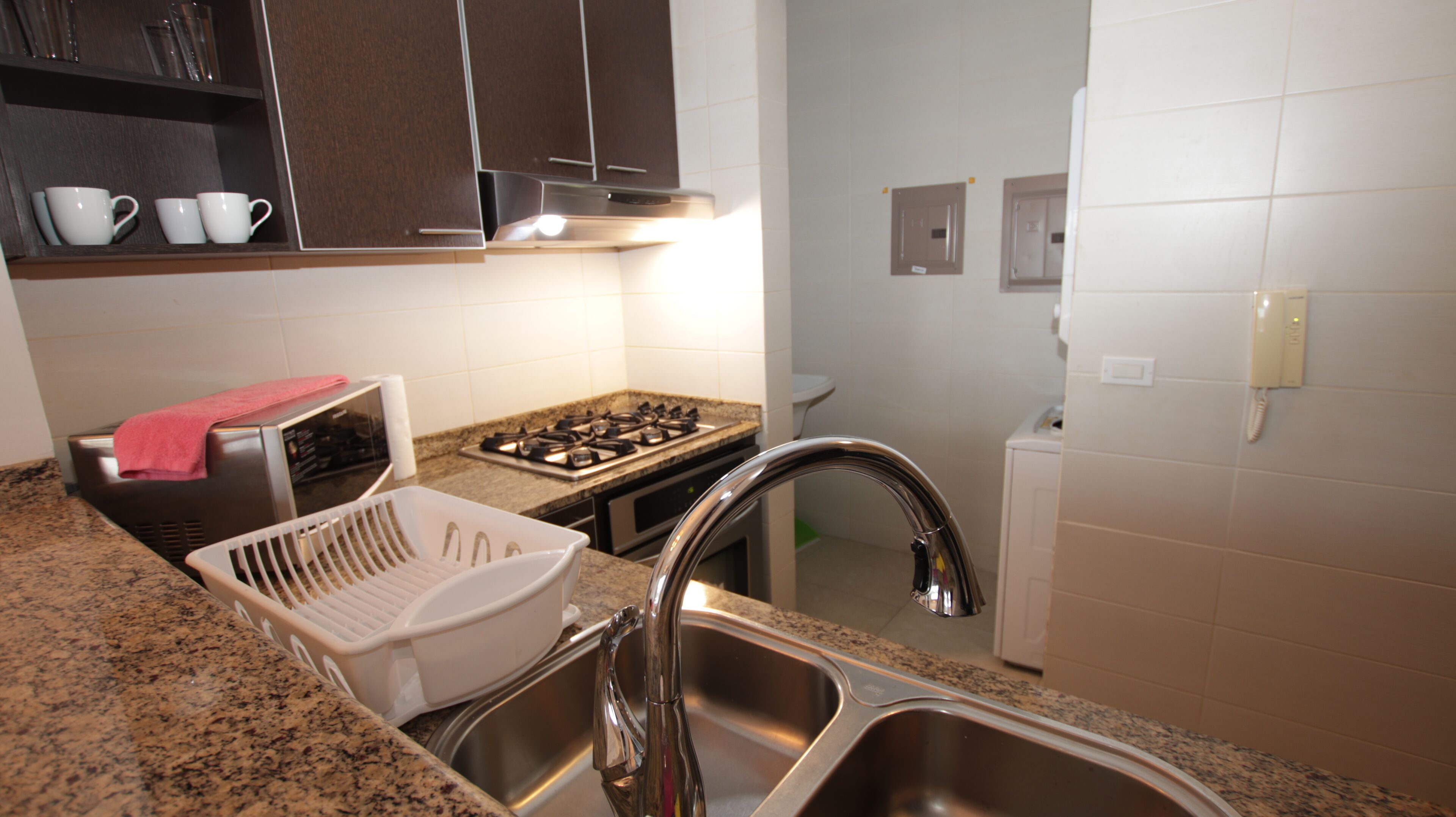 Mikrobølgeovn, ovn, kokeplater og kaffetrakter/tekoker