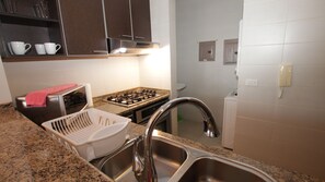 Micro-ondes, four, plaque de cuisson, cafetière/bouilloire