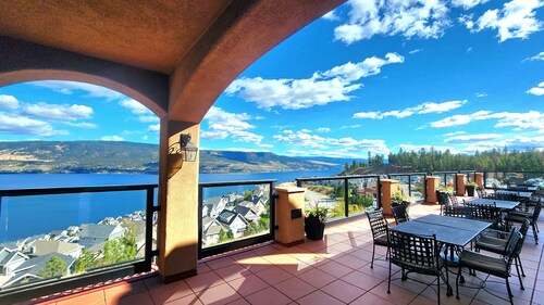 Luxurious Lake Okanagan Mansion with Ballroom and Theatre
