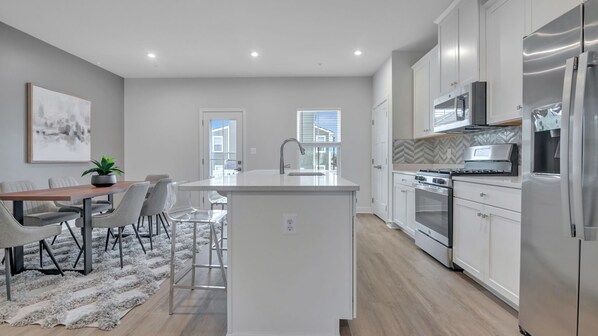 Microwave, oven, stovetop, dishwasher - Lovely, newly-built, 3-bedroom townhome with an office & 2-car garage in Lanham (Lanham)