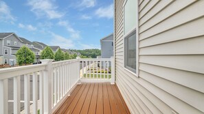 Property grounds - Lovely, newly-built, 3-bedroom townhome with an office & 2-car garage in Lanham (Lanham)