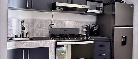 Four Ă micro-ondes, un four, surface de cuisson