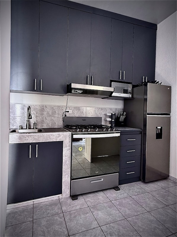 Kühlschrank, Mikrowelle, Ofen, Herdplatte