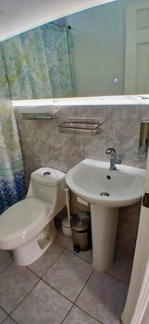 Handtücher, Seife, Shampoo, Toilettenpapier