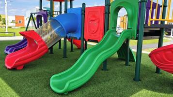 Un parque infantil con toboganes y estructuras para escalar.