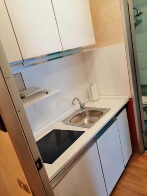 Mikroaaltouuni, liesi, keittoastiat/astiat/ruokailuvälineet