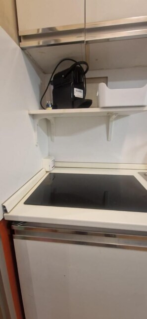 Microwave, stovetop, cookware/dishes/utensils - Just a few minutes from the city centre, this apartment is ideal for a holiday or short business trips. Perfect for families (TORINO)