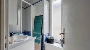 Douche, sĂšche-cheveux, serviettes fournies