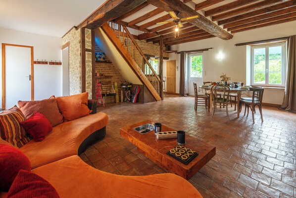 TV, fireplace