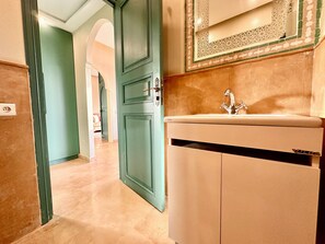 Douche, sèche-cheveux, serviettes fournies, savon