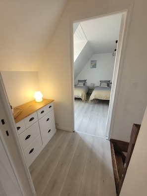 Iron/ironing board, bed sheets