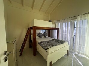 3 habitaciones, tabla de planchar con plancha, wifi y ropa de cama 