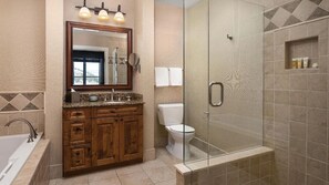 Baignoire à jets, sèche-cheveux, serviettes fournies, papier toilette