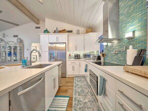 Mikrowelle, Herdplatte, Geschirrspüler