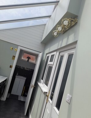 Property grounds - Cosy Spacious Bedroom with dedicated Shower/Toilet in the Heart of West Midlands (Willenhall)