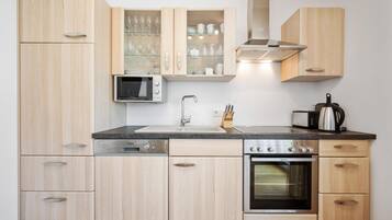 Wasserkocher mit Kaffee-/Teezubehör, Kühlschrank, Mikrowelle, Herdplatte