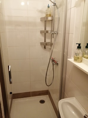 Een douche, een haardroger, handdoeken