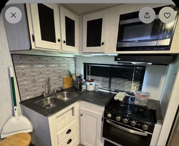 Een koelkast, een magnetron, een oven, een kookplaat