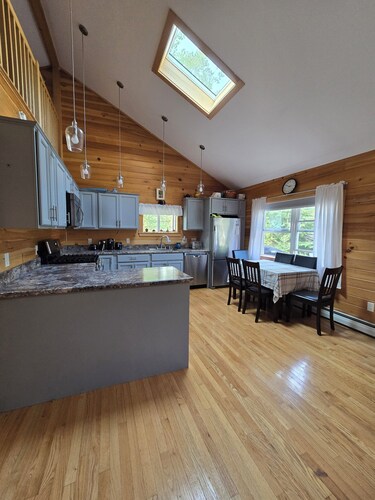 Charming 2-bedroom cottage in lovely North Haven Maine with AC