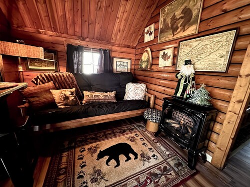 The Raven tiny log cabin in The Forest