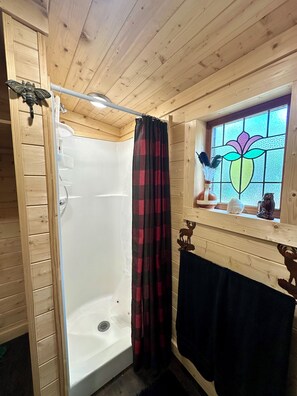Hair dryer, towels, soap, shampoo - The Raven tiny log cabin in The Forest (Cosby)