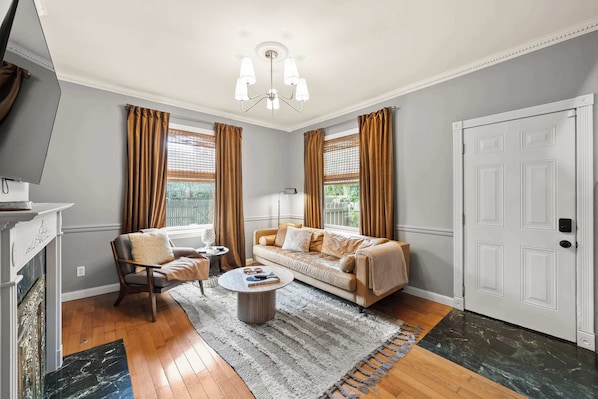 House, Berbilang Katil, Patio, Garden View (983 Gustavus Ln) | Ruang tamu | 42 inci televisyen skrin rata dengan digital