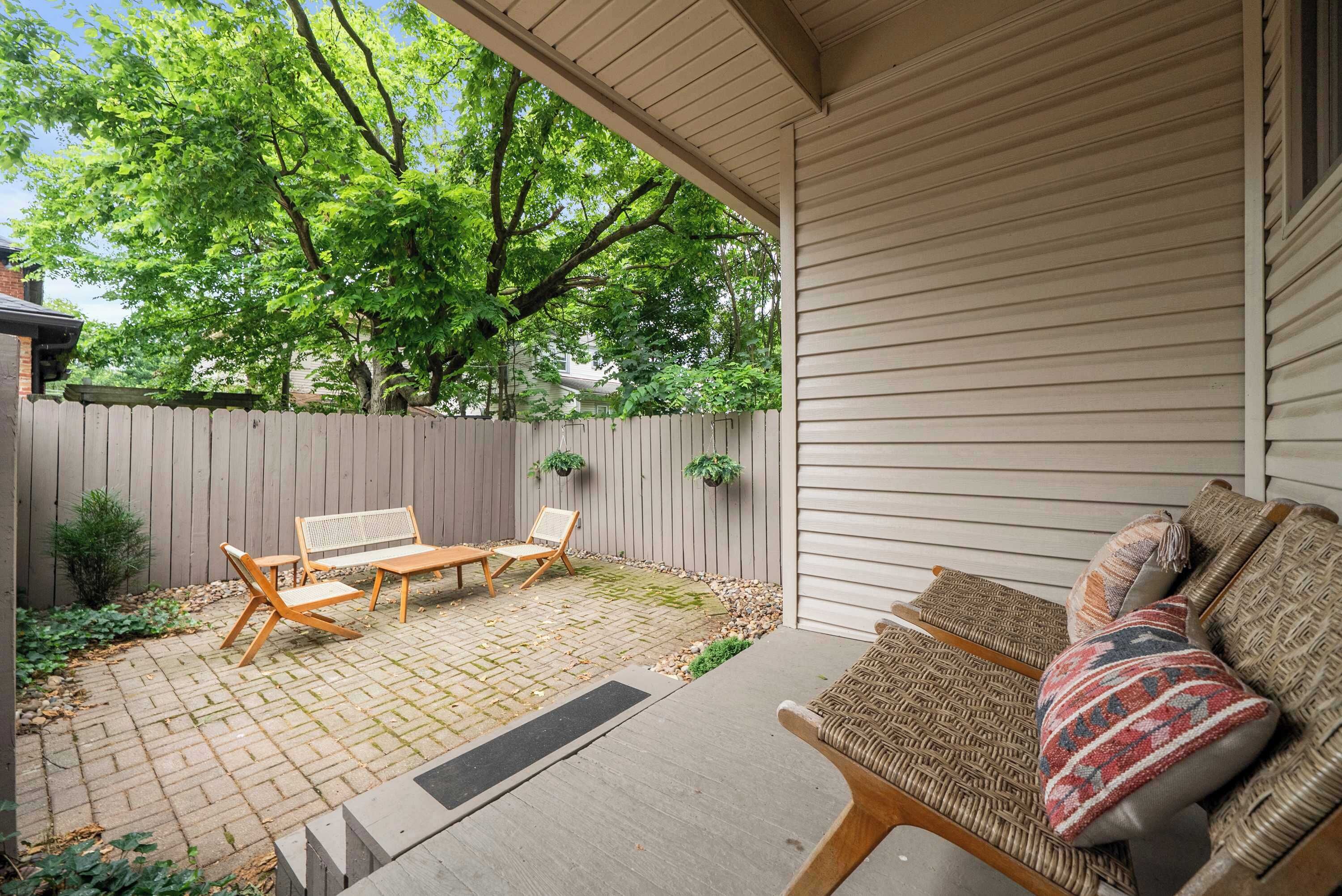 Rumah, Beberapa Tempat Tidur, patio, pemandangan kebun (983 Gustavus Ln) | Pemandangan dari kamar