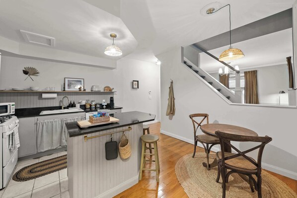 Réfrigérateur, micro-ondes, four, plaque de cuisson