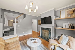 Casa, varias camas, patio, vista al jardín (983 Gustavus Ln) | Área de sala de estar | Televisión de pantalla plana de 42 pulgadas con canales digitales 