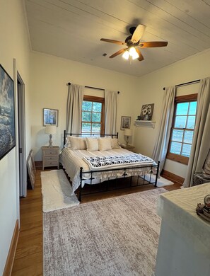 6 makuuhuonetta, silitysrauta/-lauta, ilmainen Wi-Fi, vuodevaatteet