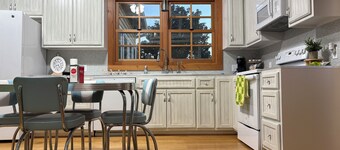 Gruenfelden Farms-1860's restored farmhouse- hilltop views; 10 min to Round Top;