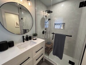 Ducha, secador de pelo, toallas y jabón