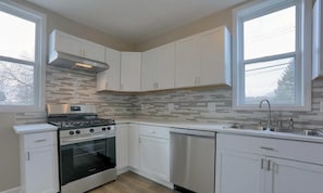 Microwave, oven, stovetop, dishwasher - Comfy 4-bedroom house in Mount Clemens (Mount Clemens)