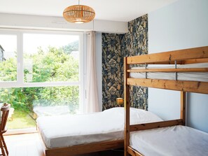 2 bedrooms, travel crib