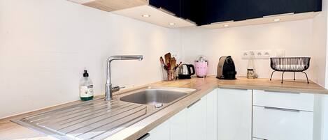 Fridge, oven, stovetop, dishwasher