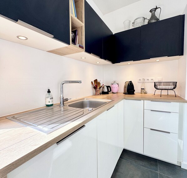 Fridge, oven, stovetop, dishwasher