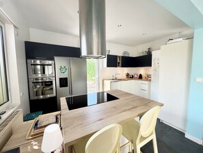 Réfrigérateur, four, plaque de cuisson, lave-vaisselle