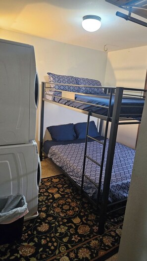 4 bedrooms, iron/ironing board, bed sheets