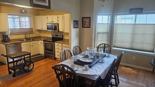 5 mins from Chadfield reservoir Tranquil 4-bedroom house AC in West Littleton
