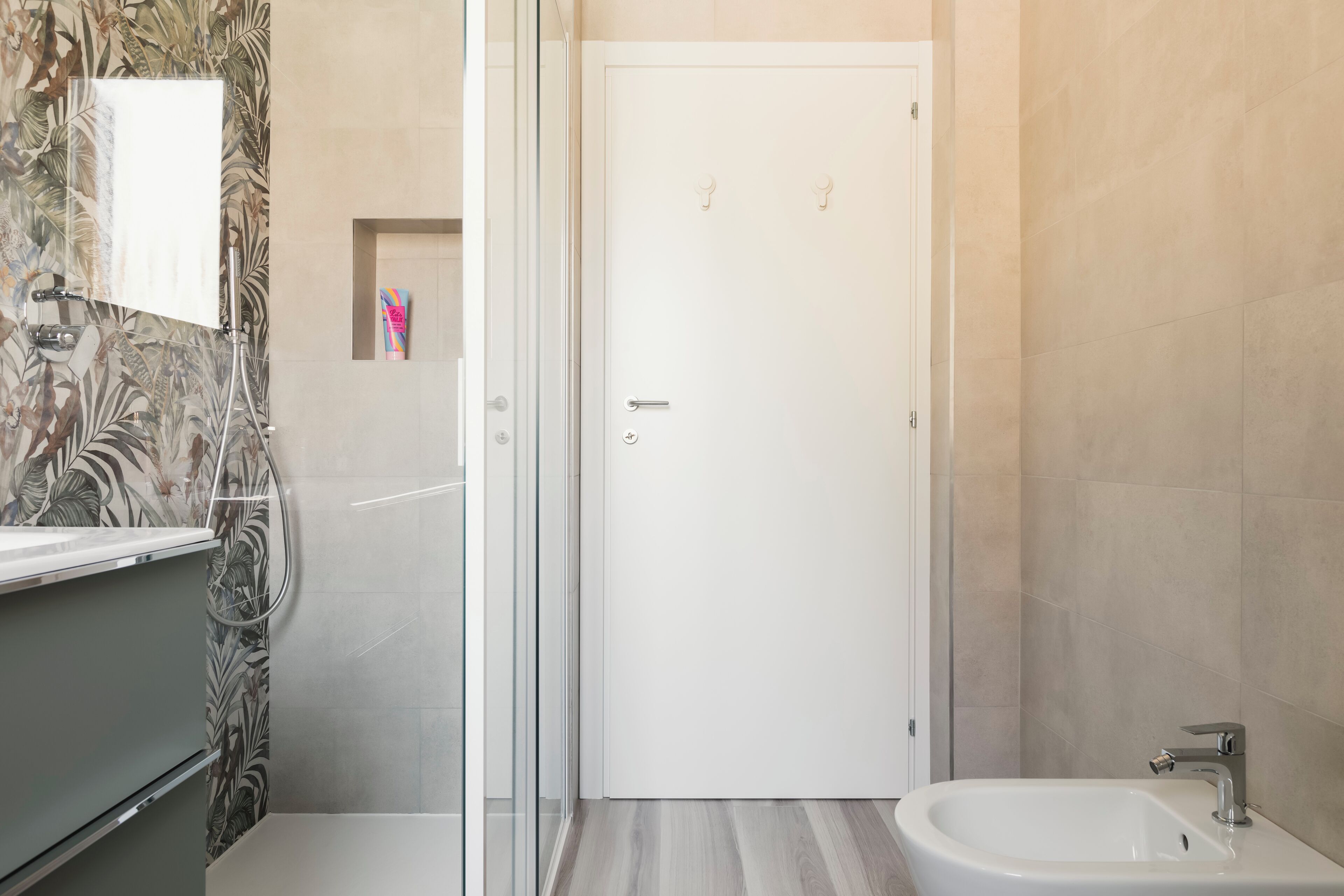 Un baño con ducha, lavabo e inodoro.
