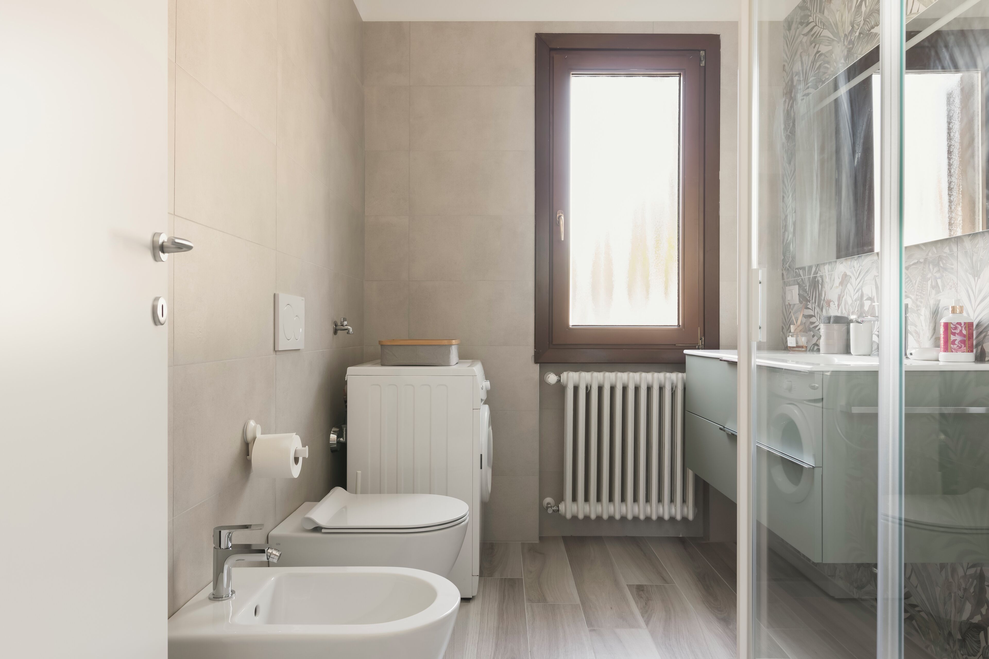 Kostenlose Toilettenartikel, Haartrockner, Bidet, Handtücher