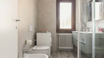 Kostenlose Toilettenartikel, Haartrockner, Bidet, Handtücher