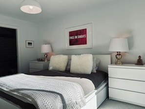 2 bedrooms, iron/ironing board, WiFi, bed sheets - Large, Lux Village Townhome. Hot Tub, Parking, Steps to Everything! (Whistler)