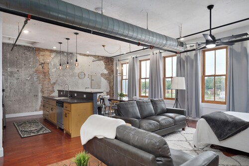 Large loft apartment with Wifi and AC in Springfield