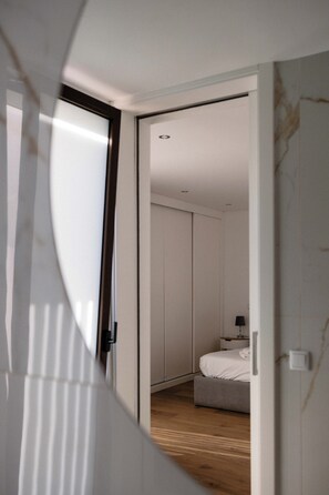 4 bedrooms, desk, iron/ironing board, travel crib